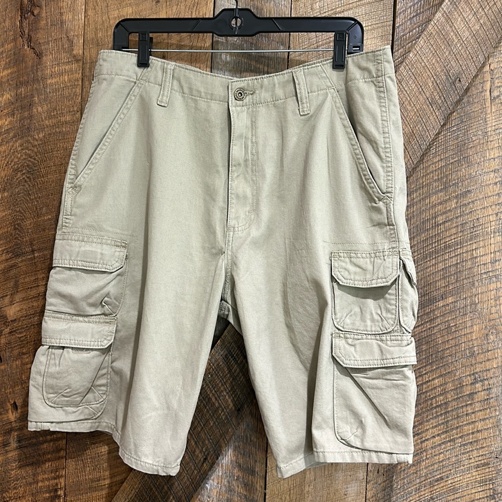 Men’s Wrangler authentic khaki flat front 4 pocket cargo shorts.